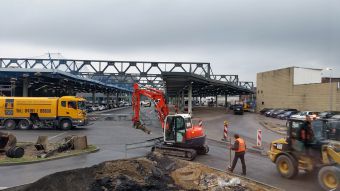 Der neue Carport für die Fahrzeuge und Bauarbeiten im vollen Betrieb