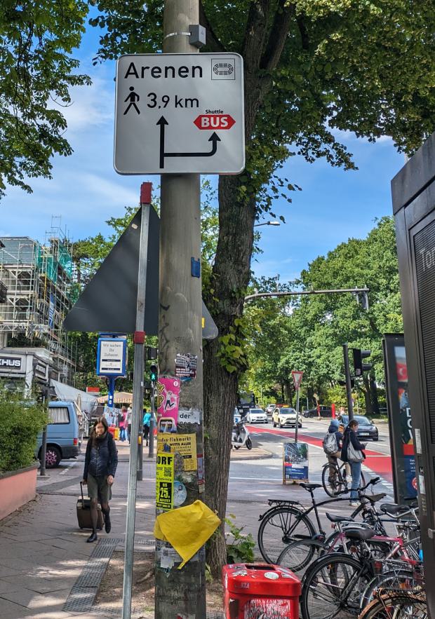 Beschilderung im Bereich der S-Bahnstation Othmarschen