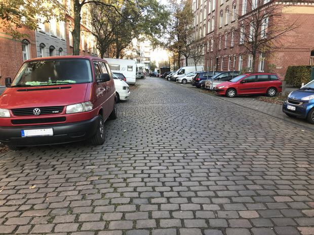 Fahrbahn aus Großpflaster vor dem Umbau
