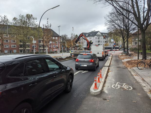 Sievekingdamm nach dem Umbau mit Protected Bikelane