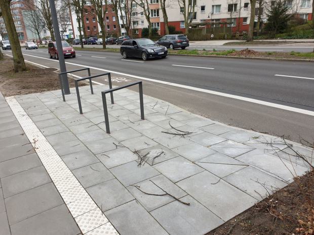 Neue Fahrradbügel direkt neben dem Radfahrstreifen