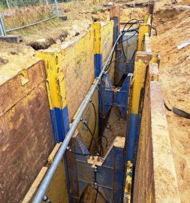 Bauarbeiten an der öffentlichen Schmutzwasserleitung mit Gleitschienenverbau