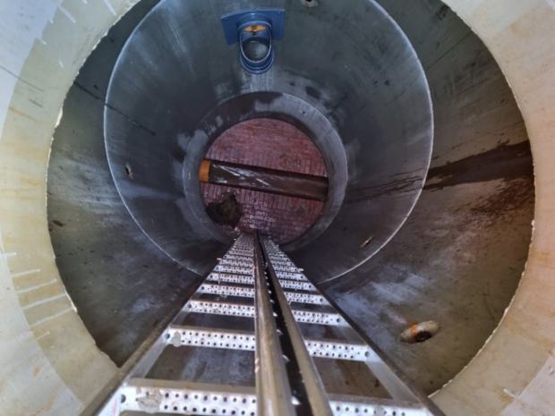 Bauarbeiten an der öffentlichen Schmutzwasserleitung mit tiefen Schachtbauwerken