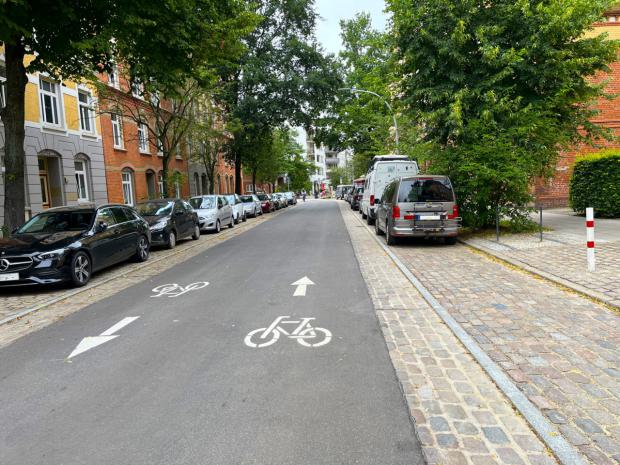 Fahrbahn nach dem Umbau mit Sicherheitsstreifen aus Natursteinpflaster