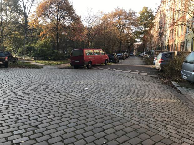 Unsichere Querungsmöglichkeit an der&nbsp;Einmündung Löfflerstraße vor dem Umbau