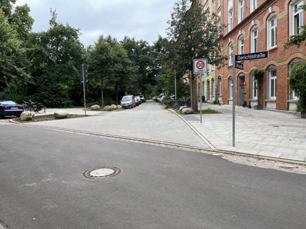 Barrierefrei umgebaute&nbsp;Einmündung Löfflerstraße mit&nbsp;freier Sicht