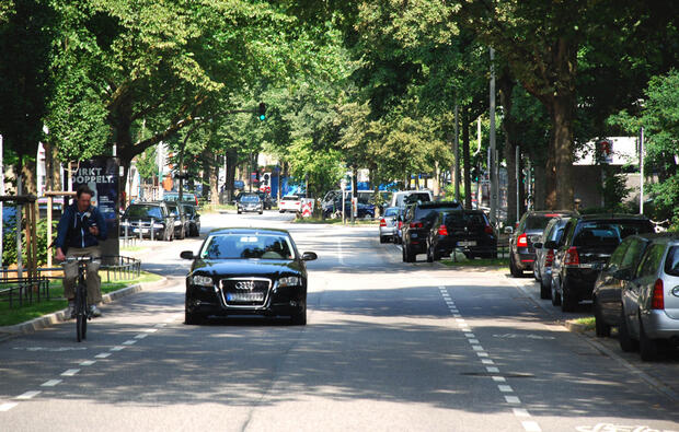 Neue Straßenaufteilung mit schmalerer Fahrgasse und Radschutzstreifen