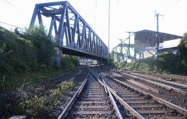 Stahlgitterbrücke der DB AG neben der S-Bahn-Haltestelle Hamburg-Tiefstack