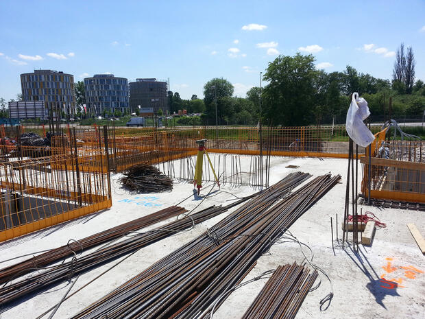 Nivellement und Achsabsteckung für den Rohbau der Gebäude