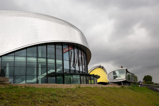 Ostansicht des neuen Theatergebäudes mit dem König der Löwen im Hintergrund