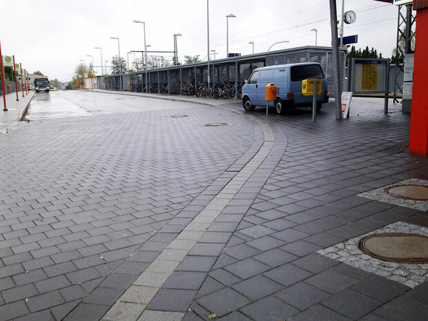 Barrierefreier Verknüpfungsbereich zwischen Bus und Bahn