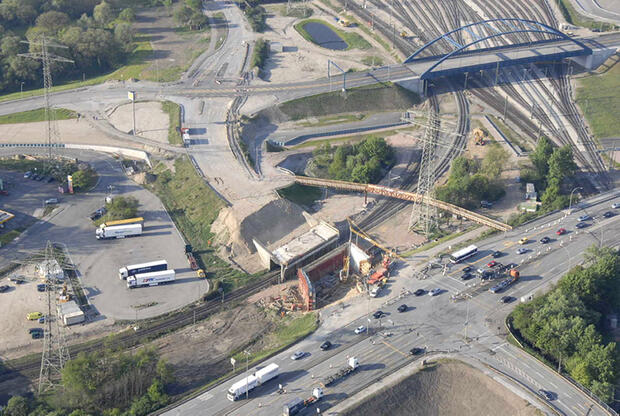 Finkenwerder Knoten mit den im Bau befindlichen Brückenköpfen über den Gleiskörper