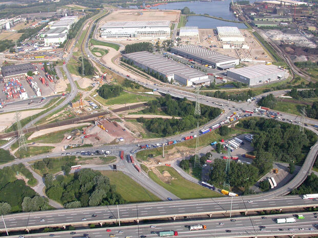 Frührerer Zustand mit doppelter Kreuzung, im Hintergrund werden die neuen Rampen gebaut