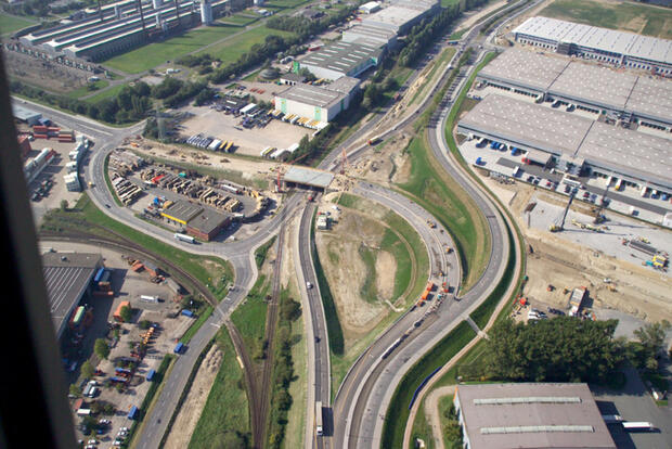 Einsetzen der Brücke als Lückenschluss zwischen Finkenwerder Straße und Vollhöfner Weiden