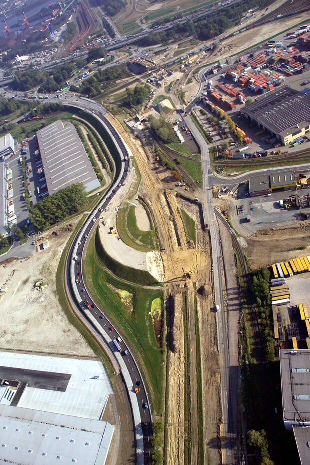 Rückbau der alten Finkenwerder Straße mit dem Verkehr auf dem bereits fertiggestellten Ast