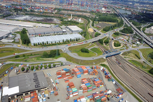 Fertiggestellter Finkenwerder Knoten mit der neuen Brücke über die Gleisanlage