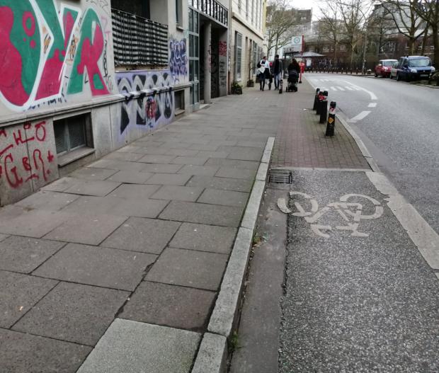 Unzureichende Radwegbreite im Bushaltestellenbereich vor dem Umbau