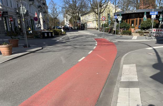 Rote Markierung im Einmündungsbereich zur Erhöhung der Aufmerksamkeit