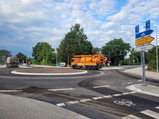 Letzte Reinigungsarbeiten vor der Verkehrsfreigabe