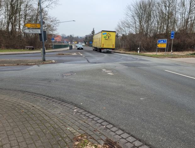 Blick auf den Knotenpunkt Horster Landstraße (K10) / Unner de Bult (K79) aus Süden vor dem Umbau